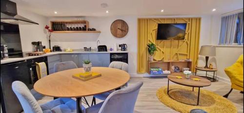 Ilkeston Apartment | Peaceful Derbyshire Cottage with stunning views