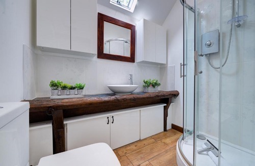 Ufford Apartment | Peaceful Getaway - Free Parking, Short Drive to Stamford