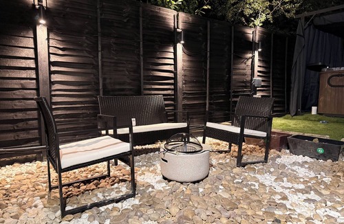 Milton Keynes House | Peaceful getaway in Milton keynes w/Hot tub+firepit. Bring you furry friends!