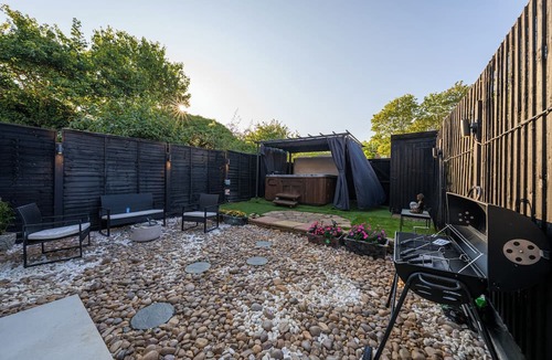 Milton Keynes House | Peaceful getaway in Milton keynes w/Hot tub+firepit. Bring you furry friends!