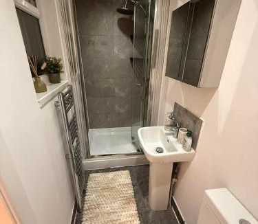 Watford House | Peaceful Room with private bathroom in the Centre