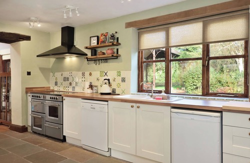 Little Cowarne House | Peaceful Rural Escape for 11 Fires, BBQ, Pet Friendly Large Kitchen Great for Multi-Generational Families