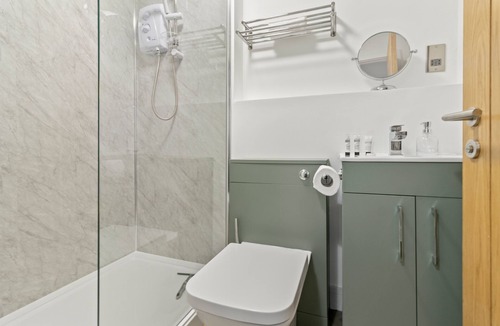 Worcester Apartment | Pear Tree - BRAND NEW Stylish City Centre Apartment - Sleeps 3