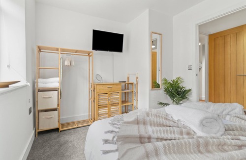 Worcester Apartment | Pear Tree - BRAND NEW Stylish City Centre Apartment - Sleeps 3