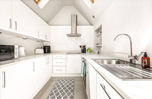 Henley House | Pear Tree Cottage - pet friendly