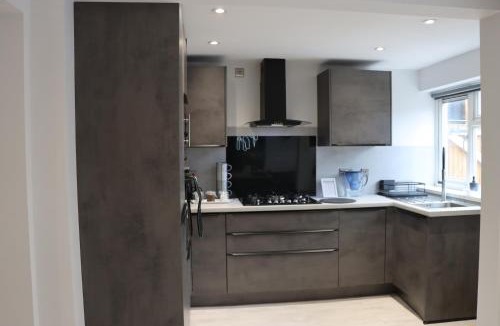 Bilston House | Perfect 3 bedroom home - Contractors & Families
