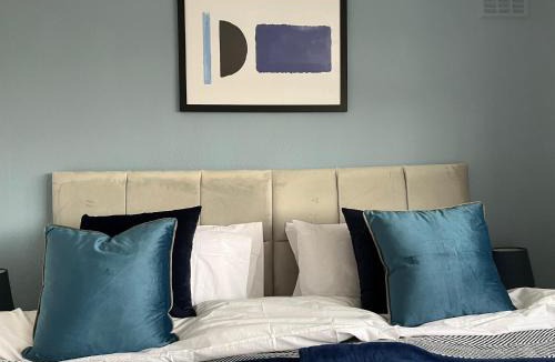 Grantham House | Perfect Contractor Home Wifi, Lounge, Snug