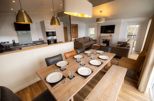Newbridge Cabin | Pet Friendly Hilltop Lodge for 8 Near Edinburgh