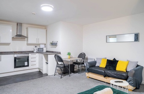 Ilkeston Apartment | Pet-Friendly Studio with Free Parking