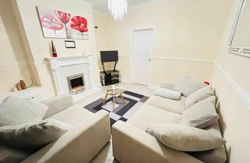 Coundon House | Pets - Parking - Patio - WiFi - Sleeps 4
