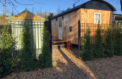 Thetford Apartment | Piano Forte - delightful rural shepherd hut retreat & hot tub available