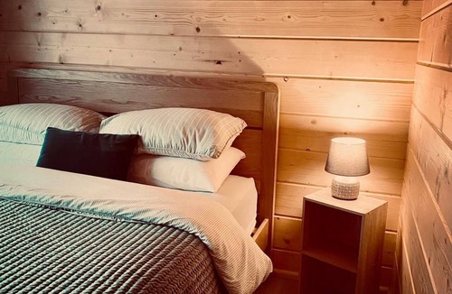 Arnold Cabin | Picture Perfect Lodge at Kingfisher Lakes | Stunning Lake Views & Fab Hot Tub |