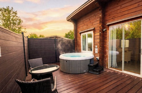 Carlton Miniott Cottage | PINE LODGE SPA PET, pet friendly, with pool in Thirsk