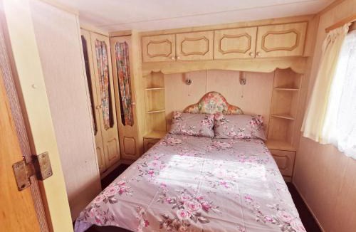 Ingoldmells Ski Chalet | Plum 3 a luxury 2 bed 6 berth static caravan, bedding included, secure veranda with ramped access on Coral Beach in Ingoldmells