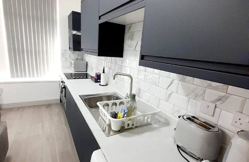 Desborough Apartment | Premium 1 & 2 Bed Apartment - Desborough - Kettering - Sleeps up to 5 - Free Parking, - WIFI - Contractors, Professionals, Families and Relocators - By The Home Makers Hub