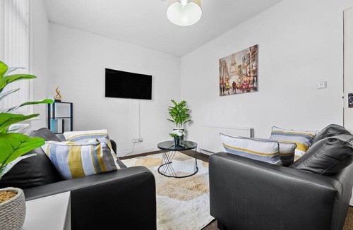 Leeds Cabin | Private Ensuite Room in Shared Home with Kitchenette & Street Parking