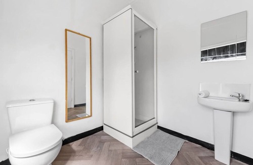 Leeds Cabin | Private Ensuite Room in Shared Home with Kitchenette & Street Parking