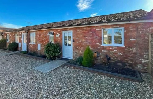 Skegness House | Private Fishing Lake Cottage - Pet Friendly w/