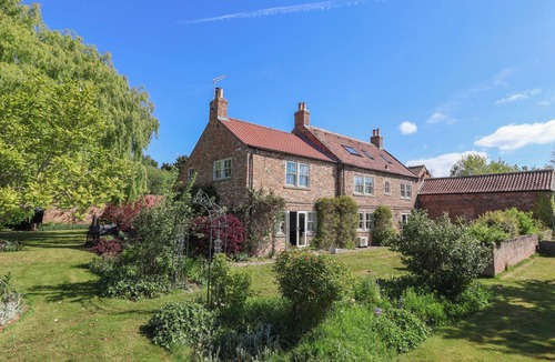 Easingwold House | PROVIDENCE FARMHOUSE, family friendly, with hot tub in Easingwold