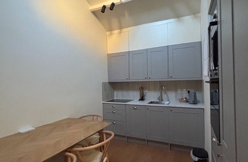 Royston House | Quadruple 1-bedroom - Studio Guest House, Sleeps 4