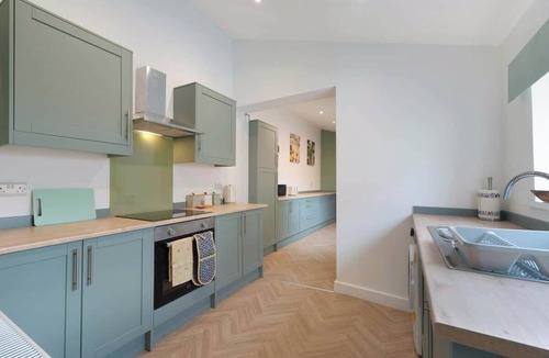 Quarrington Hill House | Quarrington Hill 4BR|Free Parking|by Stay With Us