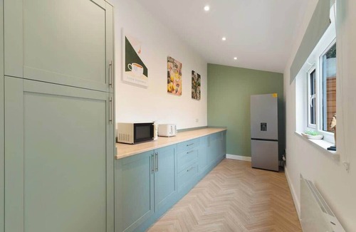 Quarrington Hill House | Quarrington Hill 4BR|Free Parking|by Stay With Us