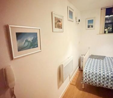 Bradford Apartment | Quick Stop Double Bed Flat - Bradford City Center