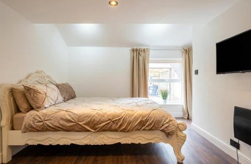 Castle Donington Apartment | Quirky Village Centre Apartment Above a Cocktail Bar, Castle Donington