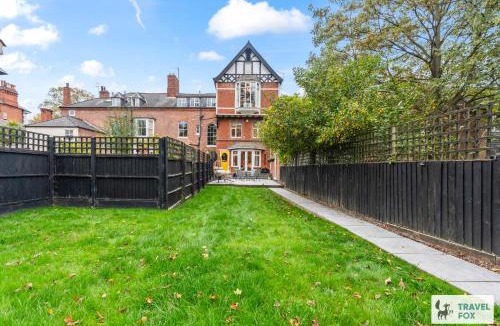 Oadby House | Rachel's House with Parking!