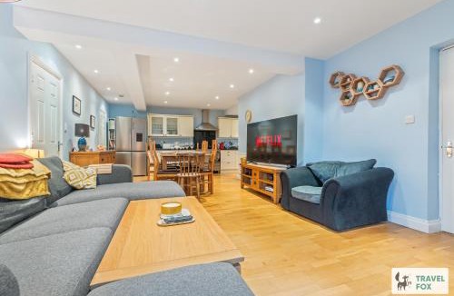 Oadby House | Rachel's House with Parking!