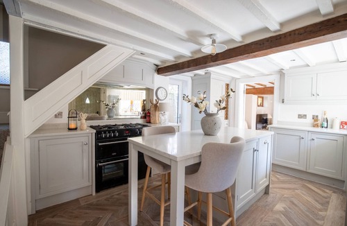 Aughton Cottage | RAINBOW COTTAGE, pet friendly, with hot tub in Ormskirk