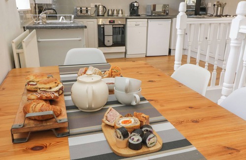 Giggleswick Cottage | RAMBLERS RETREAT, pet friendly, with hot tub in Settle