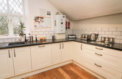 Giggleswick Cottage | RAMBLERS RETREAT, pet friendly, with hot tub in Settle