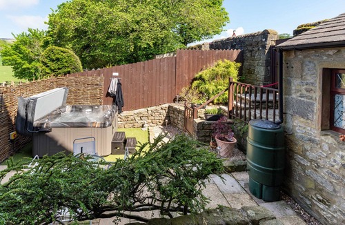 Giggleswick Cottage | RAMBLERS RETREAT, pet friendly, with hot tub in Settle