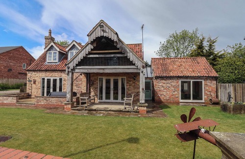 Leven Cottage | REDWOODS, pet friendly, with a garden in Leven Near Beverley