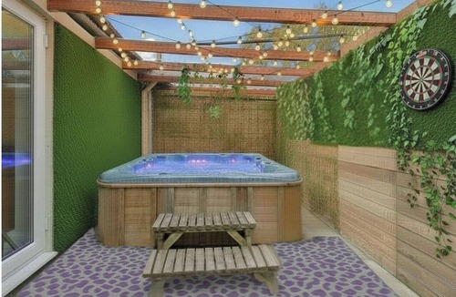 Cannock House | Relaxing 3-BD Retreat Hot Tub Pool Table Garden Parking