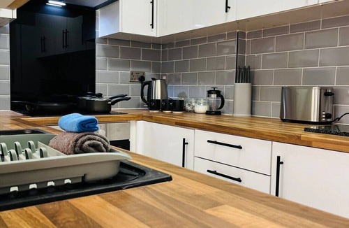 Preston House | Relaxing 4BR home all ensuite sleeps 8 in Preston