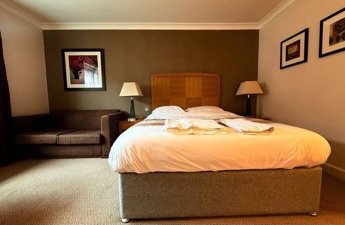 Blaby Hotel | Relaxing Executive Double Room with Sofa in Blaby