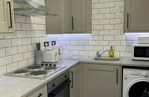Harehills Apartment | Renovated Modern Apartment Sleeps 4 in Leeds