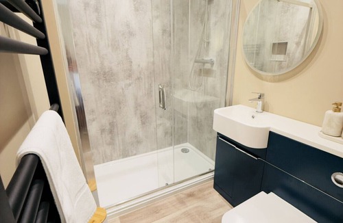 Fivelanes Apartment | Rising Sun Inn - Bronn Ewhella