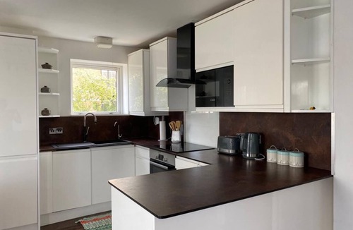 Docklands Apartment | Riverfront two-bedroom apartment steps away from London ExCeL with outdoor space