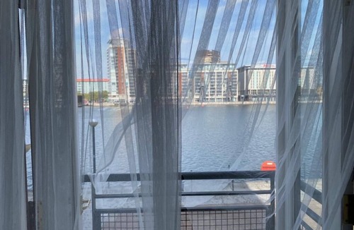 Docklands Apartment | Riverfront two-bedroom apartment steps away from London ExCeL with outdoor space