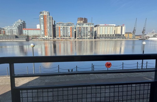 Docklands Apartment | Riverfront two-bedroom apartment steps away from London ExCeL with outdoor space