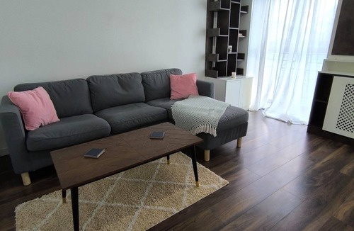 Docklands Apartment | Riverfront two-bedroom apartment steps away from London ExCeL with outdoor space
