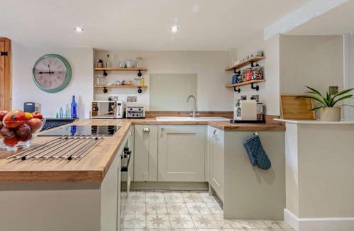 Hackness House | Robins Cottage cosy home hot tub quiet village
