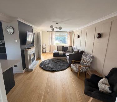 Oundle House | Rock House 4 Bed 3 Bedroom SKY Oundle Peterborough