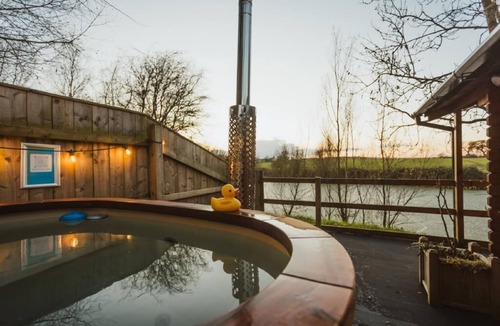 Arnold Cabin | Romantic Lakeside Lodge with Hot Tub at Kingfisher Lakes Glamping
