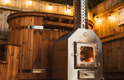 Arnold Cabin | Romantic Lakeside Lodge with Hot Tub at Kingfisher Lakes Glamping
