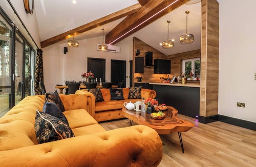 Bainton Cottage | ROUTHORPE LODGE, family friendly, with hot tub in Great Driffield