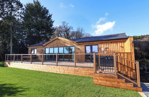 Bainton Cottage | ROUTHORPE LODGE, family friendly, with hot tub in Great Driffield